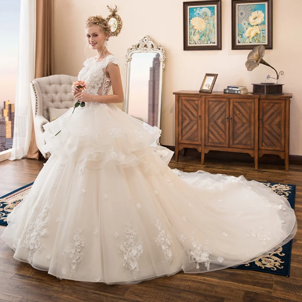 Illusion Ivoire Transparentes Robe De Mariée 2018 Robe Boule Encolure Dégagée Sans Manches Appliques Fleur Perlage Perle Cathedral Train Volants