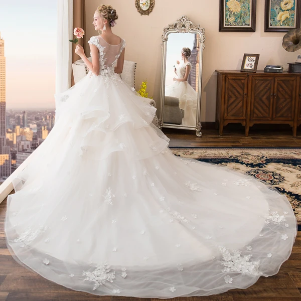 Illusion Ivoire Transparentes Robe De Mariée 2018 Robe Boule Encolure Dégagée Sans Manches Appliques Fleur Perlage Perle Cathedral Train Volants