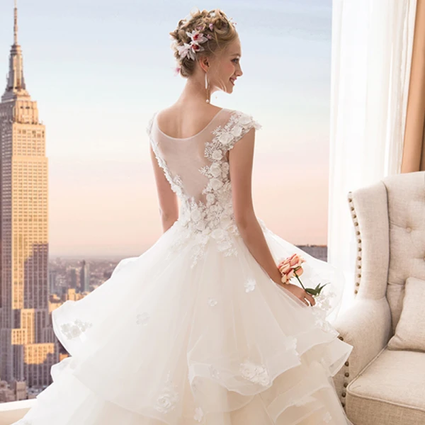 Illusion Ivoire Transparentes Robe De Mariée 2018 Robe Boule Encolure Dégagée Sans Manches Appliques Fleur Perlage Perle Cathedral Train Volants