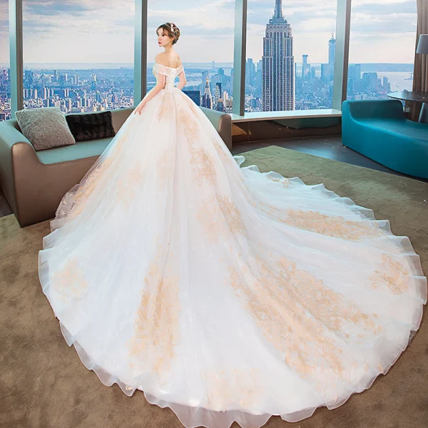 Schöne Weiß Brautkleider 2018 Ballkleid Off Shoulder Kurze Ärmel Rückenfreies Gold Applikationen Mit Spitze Perlenstickerei Kathedrale Schleppe Rüschen