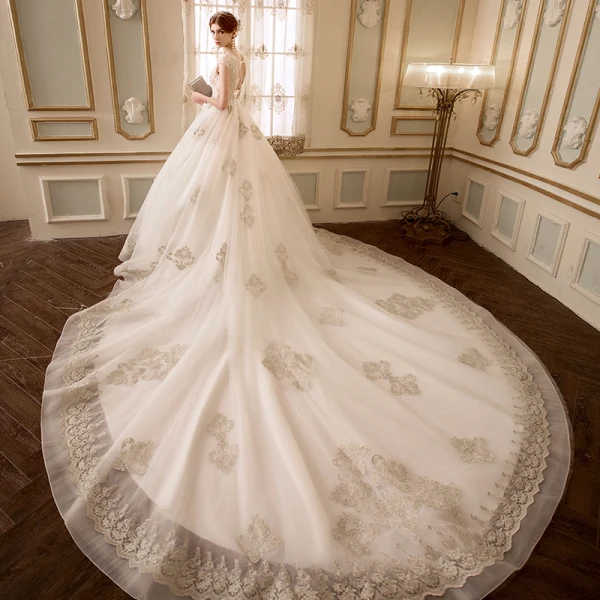 Elegante Champagner Brautkleider 2018 Ballkleid Durchsichtige V-Ausschnitt Ärmellos Rückenfreies Applikationen Mit Spitze Perlenstickerei Kathedrale Schleppe Rüschen