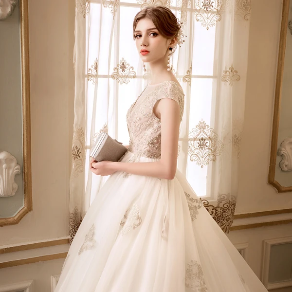 Elegante Champagner Brautkleider 2018 Ballkleid Durchsichtige V-Ausschnitt Ärmellos Rückenfreies Applikationen Mit Spitze Perlenstickerei Kathedrale Schleppe Rüschen