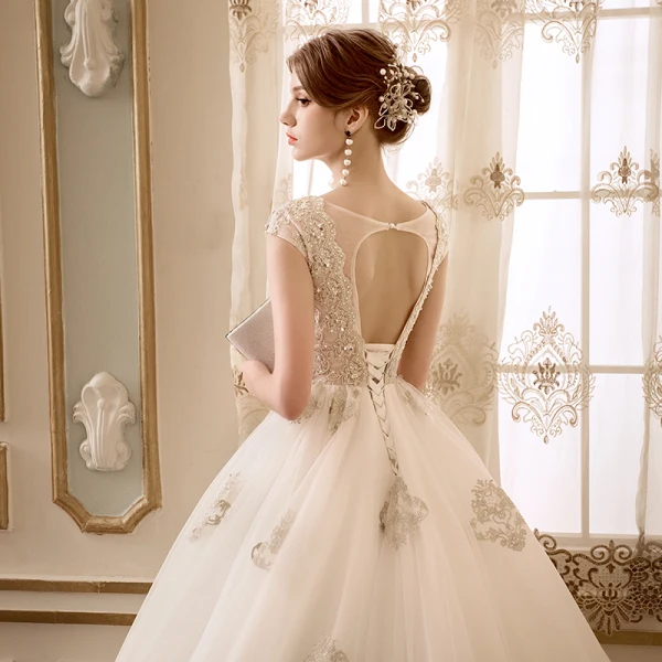 Elegante Champagner Brautkleider 2018 Ballkleid Durchsichtige V-Ausschnitt Ärmellos Rückenfreies Applikationen Mit Spitze Perlenstickerei Kathedrale Schleppe Rüschen