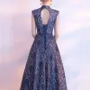 Chinesischer Stil Marineblau Abendkleider 2017 A Linie Unique Stehkragen Ärmellos Stoffgürtel Lange Rüschen Rückenfreies Festliche Kleider