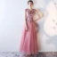 Schöne Pink Abendkleider 2017 A Linie Rundhalsausschnitt Ärmellos Applikationen Blumen Perle Strass Pailletten Schleife Stoffgürtel Lange Rüschen Rückenfreies Festliche Kleider