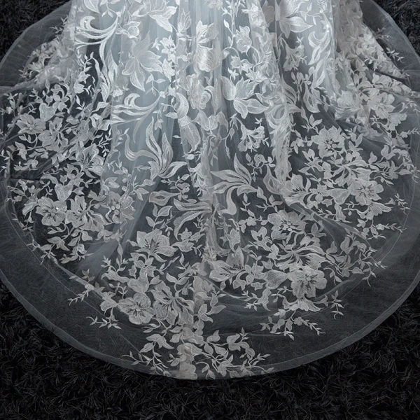 Élégant Plage Blanche Robe De Mariée 2017 Princesse Encolure Carrée Manches Longues Appliques En Dentelle Tribunal Train Volants Percé Dos Nu
