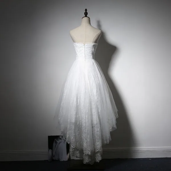 Simple Plage Blanche Robe De Mariée 2017 Asymétrique Princesse Bustier Sans Manches Dos Nu Appliques En Dentelle