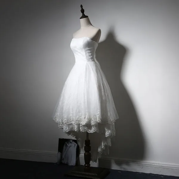 Simple Plage Blanche Robe De Mariée 2017 Asymétrique Princesse Bustier Sans Manches Dos Nu Appliques En Dentelle