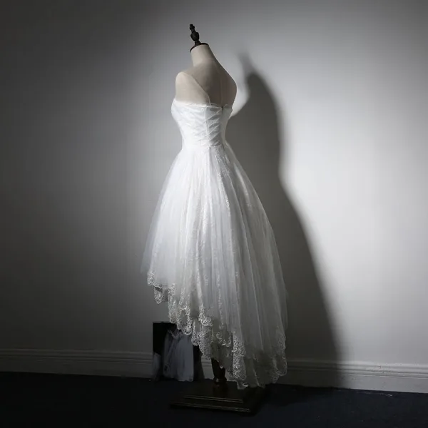 Simple Plage Blanche Robe De Mariée 2017 Asymétrique Princesse Bustier Sans Manches Dos Nu Appliques En Dentelle