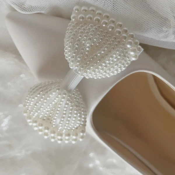 Élégant Ivoire Fait main Satin Perle Noeud Chaussure De Mariée 2020 10 cm Talons Aiguilles À Bout Pointu Escarpins