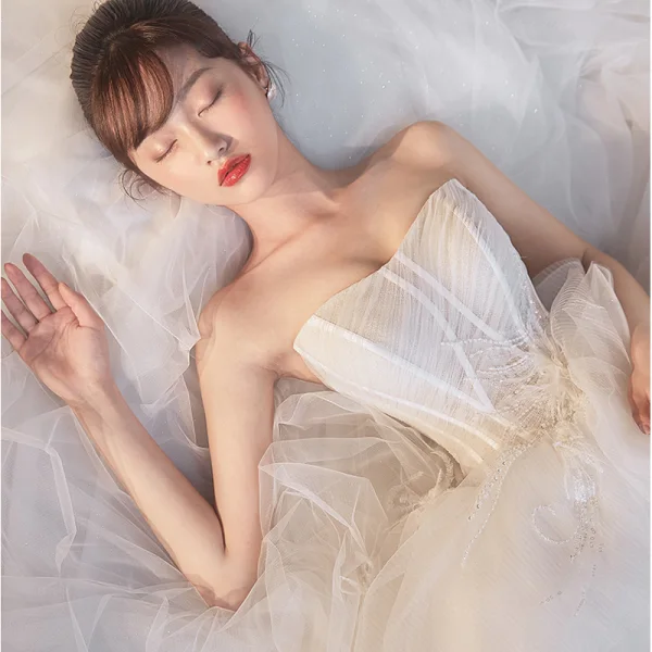 Illusion Weiß Pailletten Spitze Blumen Brautkleider / Hochzeitskleider 2021 Ballkleid Bandeau Ärmellos Rückenfreies Königliche Schleppe Hochzeit