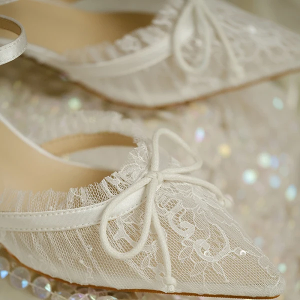 Élégant Ivoire En Dentelle Chaussure De Mariée 2020 Noeud Slingbacks 4 cm Talons Épais Talon Bas À Bout Pointu Mariage Sandales