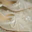 Élégant Ivoire En Dentelle Chaussure De Mariée 2020 Noeud Slingbacks 4 cm Talons Épais Talon Bas À Bout Pointu Mariage Sandales