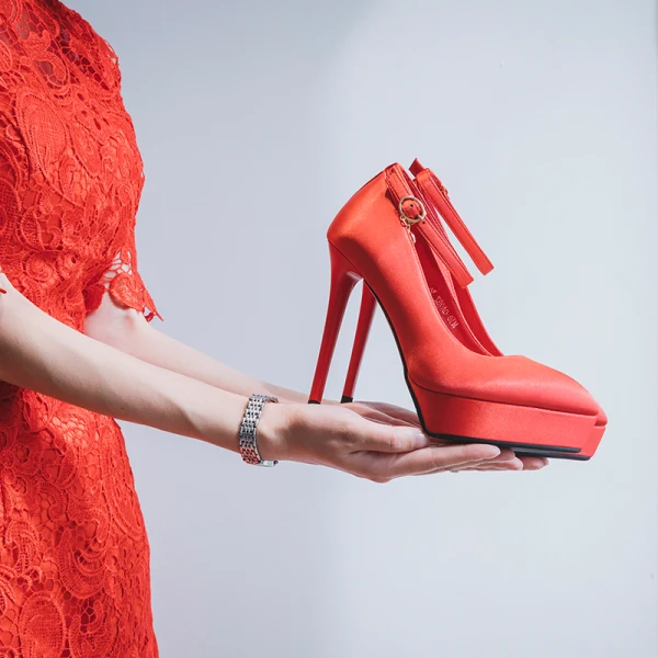 Schöne Rot Brautschuhe 2020 Knöchelriemen 12 cm Stilettos Spitzschuh Hochzeit Pumps
