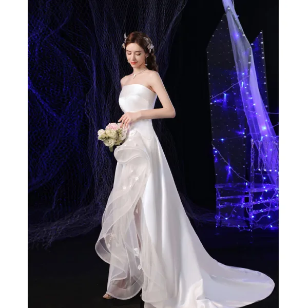 Charmant Blanche Volants en Cascade Plage Légère Robe De Mariée 2021 Princesse Satin Bustier Sans Manches Dos Nu Fendue devant Train De Balayage Mariage