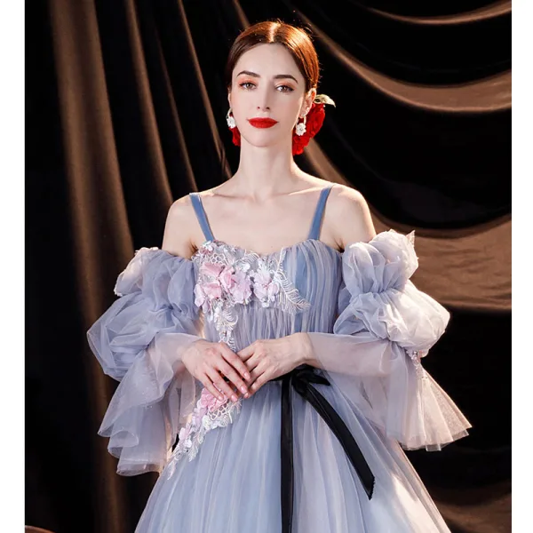 Chic Bleu Ciel Robe De Bal 2021 Princesse Bretelles Spaghetti Perle En Dentelle Fleur Appliques Volants Manches Courtes Ceinture Noeud Longue Dos Nu Robe De Ceremonie