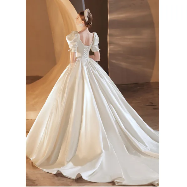 Elegant Elfenben Perle Satin Brudekjoler 2021 Ballkjole Firkantet Hals Puffy Korte Ermer Cathedral Train