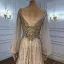 Charmant High End Beige Abendkleider 2021 A Linie V-Ausschnitt Perlenstickerei Strass Pailletten Lange Ärmel Rückenfreies Sweep / Pinsel Zug Abend Festliche Kleider