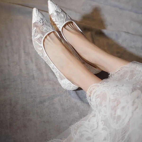 Elegant White Lace Flower Wedding Shoes 2021 3 cm Stiletto Heels Low Heel Pointed Toe Wedding Pumps High Heels