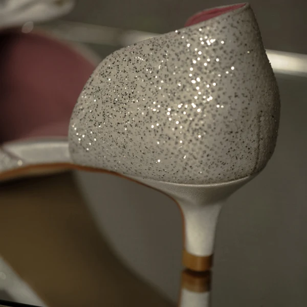 Edles Glanz Silber Brautschuhe 2020 Satin Schleife Strass Quaste 4 cm Stilettos Low Heel Spitzschuh Hochzeit High Heels