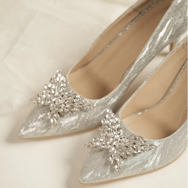 Charmant Silber Strass Schmetterling Brautschuhe 2020 7 cm Stilettos Spitzschuh Hochzeit Pumps
