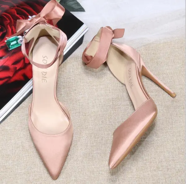 Mooie / Prachtige Nude Satijn Gala Sandalen Dames 2020 Strik Enkelband 10 cm Naaldhakken / Stiletto Spitse Neus Sandalen