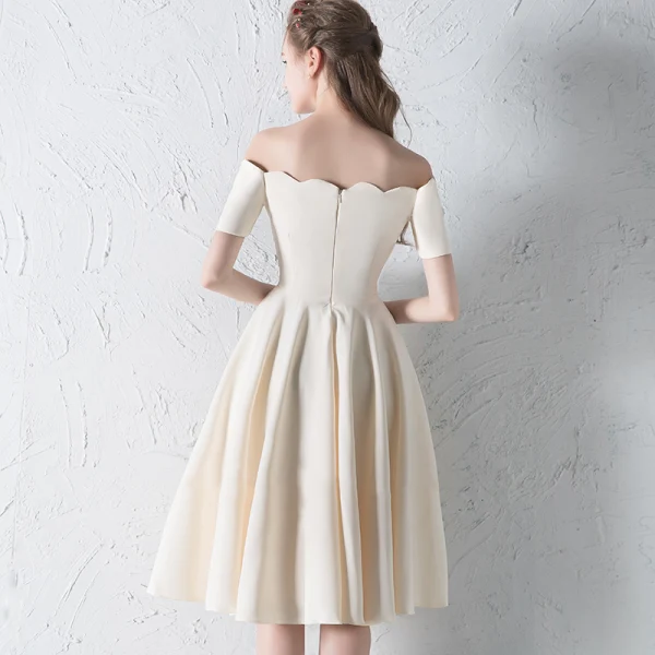 Modest / Simple Black Graduation Dresses 2018 A-Line / Princess Off-The-Shoulder Short Sleeve Backless Knee-Length Formal Dresses