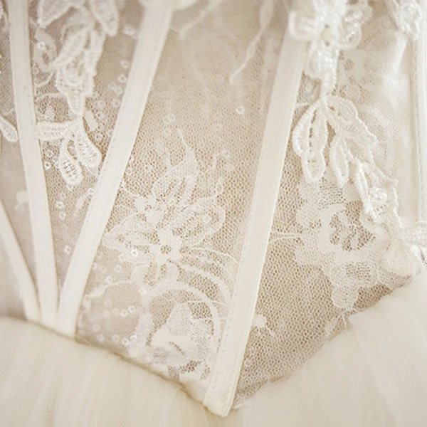 Elegant Hvit Puffy Brudekjoler 2018 Ballkjole Blonder Appliques Kjæreste Ryggløse Uten Ermer Cathedral Train Bryllup