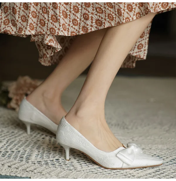 Enkla Vita Spets Rosett Brudskor 2021 Läder 7 cm Stilettklackar Högklackade Spetsiga Bröllop Pumps