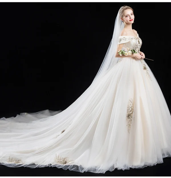 Élégant Champagne Robe De Mariée 2018 Princesse En Dentelle Fleur Perlage Gland Faux Diamant De l'épaule Dos Nu Manches Courtes Cathedral Train Mariage