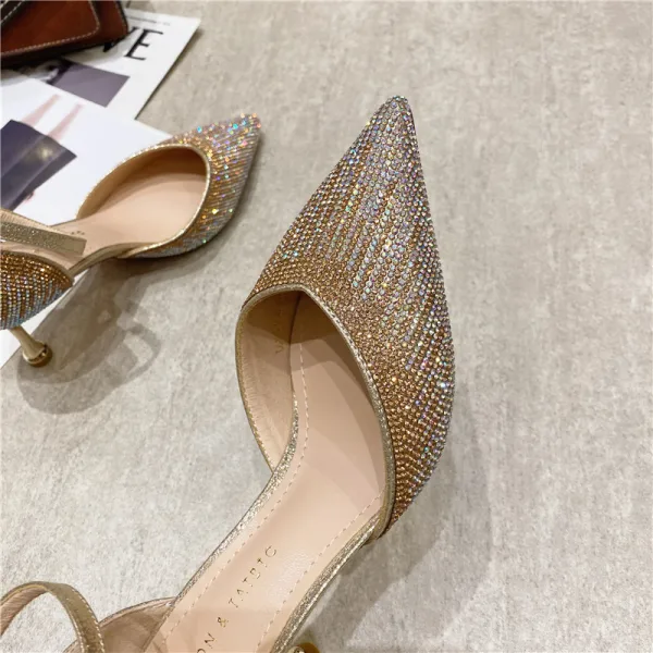 Charmant Gold Abend Strass Sandalen Damen 2021 Knöchelriemen 7 cm Stilettos Spitzschuh Hochhackige