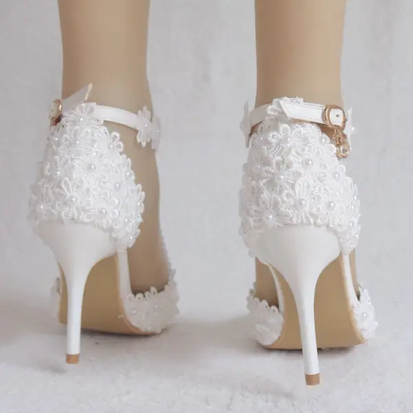 Charmant Blanche Chaussure De Mariée 2018 Faux Diamant Bride Cheville En Dentelle Perle Gland 9 cm Talons Aiguilles À Bout Pointu Mariage Talons Hauts