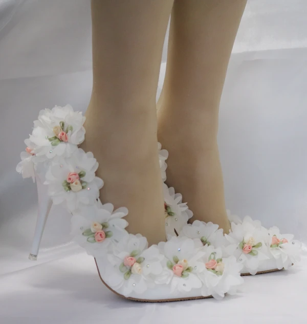 Elegant White Wedding Shoes 2018 Appliques Rhinestone 9 cm Stiletto Heels Pointed Toe Wedding Pumps