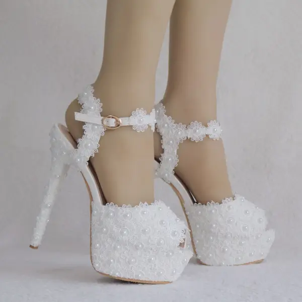 Moderne / Mode Blanche Chaussure De Mariée 2018 En Dentelle Fleur Perle Bride Cheville 14 cm Talons Aiguilles Peep Toes / Bout Ouvert Mariage Talons Hauts