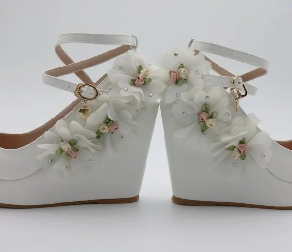 Modern / Fashion White Outdoor / Garden Womens Shoes 2018 Appliques Rhinestone Ankle Strap 9 cm Wedges Round Toe