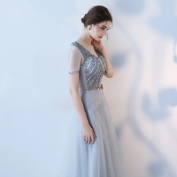 Elegante Grau Abendkleider 2019 A Linie V-Ausschnitt Strass Pailletten Kurze Ärmel Metall Stoffgürtel Rückenfreies Knöchellänge Festliche Kleider