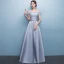 Erschwinglich Silber Abendkleider 2019 A Linie Off Shoulder Schleife Spitze Kurze Ärmel Rückenfreies Lange Festliche Kleider