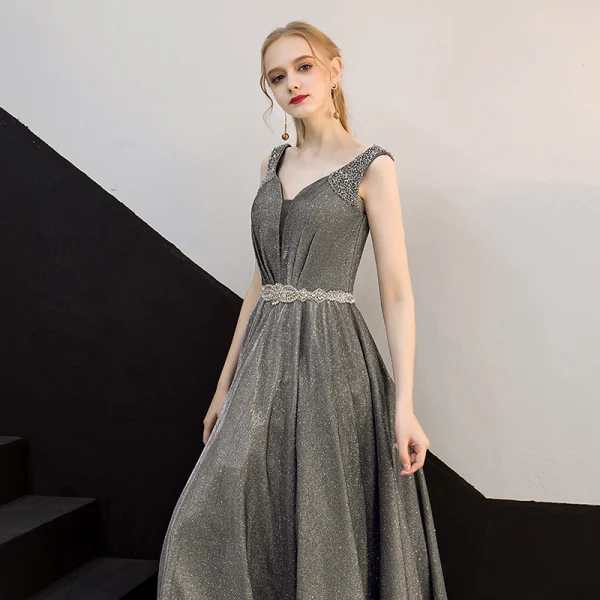 Charmant Silber Abendkleider 2019 A Linie Ärmellos Glanz Polyester Perle Strass Stoffgürtel V-Ausschnitt Rückenfreies Lange Festliche Kleider
