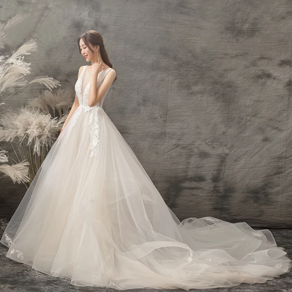 Élégant Champagne Robe De Mariée 2019 Princesse Encolure Dégagée Appliques Cristal En Dentelle Fleur Sans Manches Dos Nu Chapel Train