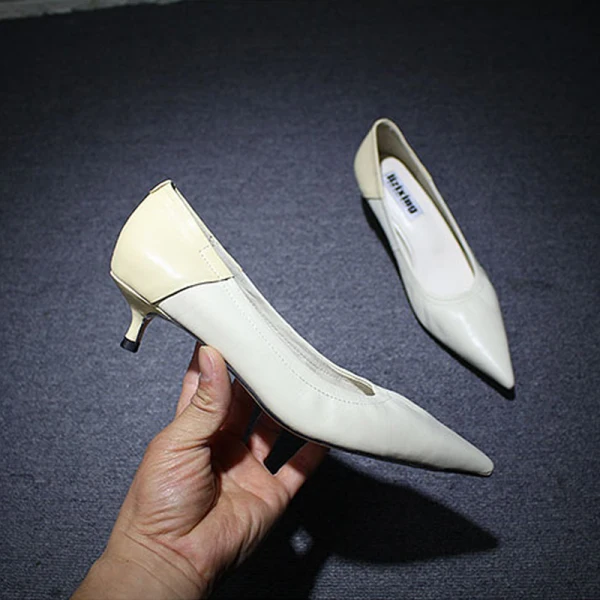 Modest / Simple White Casual Pumps 2019 Leather 4 cm Stiletto Heels Low Heel Pointed Toe Pumps