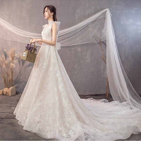 Élégant Champagne Robe De Mariée 2019 Princesse V-Cou Perlage Paillettes En Dentelle Fleur Sans Manches Dos Nu Noeud Chapel Train
