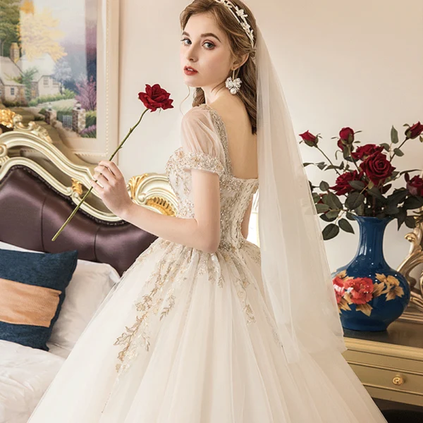 Élégant Champagne Robe De Mariée 2019 Robe Boule Encolure Carrée Perlage Paillettes En Dentelle Fleur Manches Courtes Dos Nu Train De Balayage
