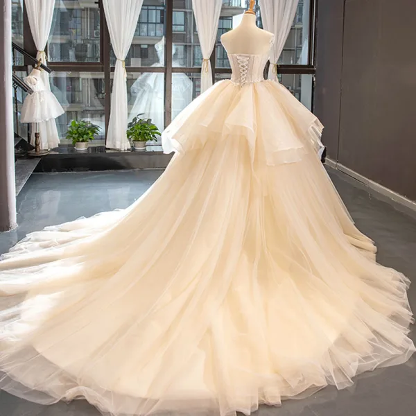 Haut de Gamme Champagne Robe De Mariée 2023 Robe Boule Volants Bustier En Dentelle Fleur Sans Manches Dos Nu Volants en Cascade Royal Train
