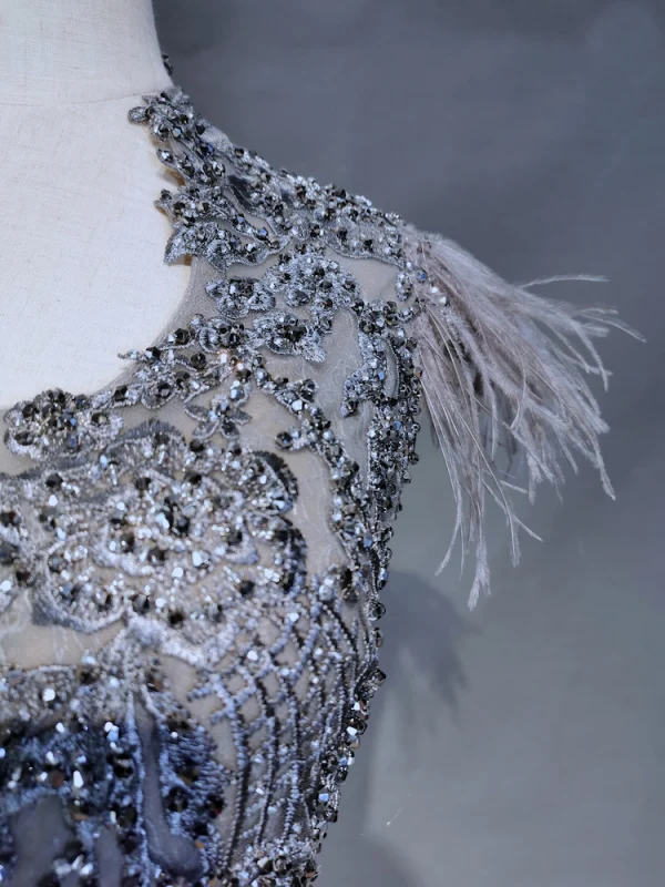 Haut de Gamme Gris Robe De Soirée 2019 Princesse U-Cou Fait main Perlage Cristal En Dentelle Fleur Sans Manches Plumes Train De Balayage Robe De Ceremonie
