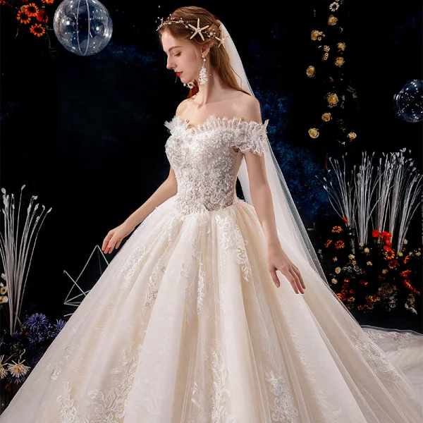 Edles Champagner Brautkleider / Hochzeitskleider 2019 A Linie Off Shoulder Perlenstickerei Perle Pailletten Spitze Blumen Ärmellos Rückenfreies Königliche Schleppe