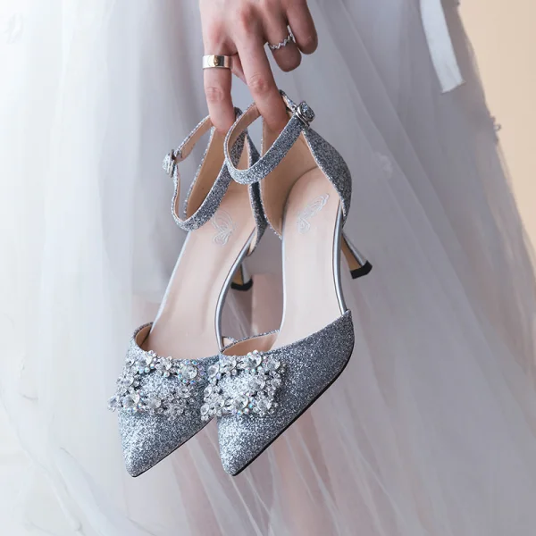 Glitzernden Silber Brautschuhe 2019 Strass Pailletten Knöchelriemen 7 cm Stilettos Spitzschuh Hochzeit Hochhackige