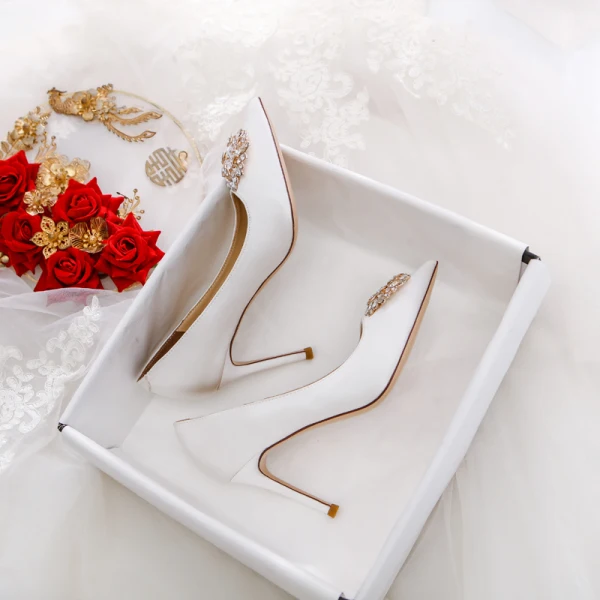 Elegant Ivory Silk Satin Rhinestone Wedding Shoes 2021 8 cm Stiletto Heels Pointed Toe Wedding Pumps High Heels