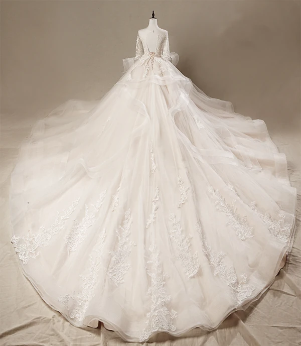Moderne / Mode Volants en Cascade Robe De Mariée 2018 Robe Boule En Dentelle Appliques Brodé Encolure Dégagée Dos Nu 3/4 Manches Royal Train Mariage