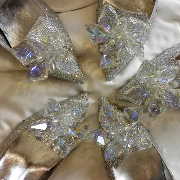 Glittrande Silver Askungen Brudskor 2018 Kristall Rhinestone Läder Spetsiga Högklackade