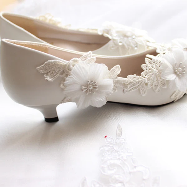 Chic / Beautiful Ivory Low Heel Wedding Shoes 2020 Rhinestone Lace Flower Appliques 4 cm Stiletto Heels Round Toe Wedding Pumps